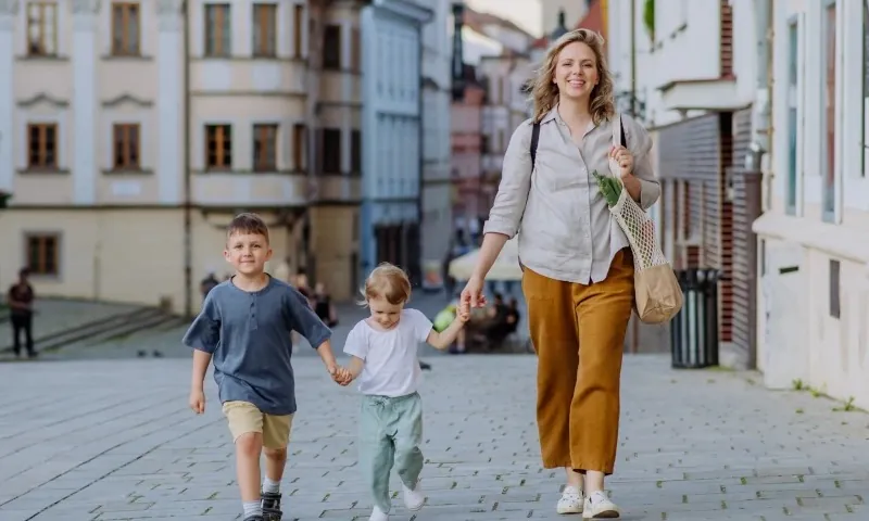 Familie beim Bummel durch die Altstadt